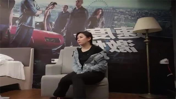 约炮牛仔辣妹！沙发狂扣骚穴内射